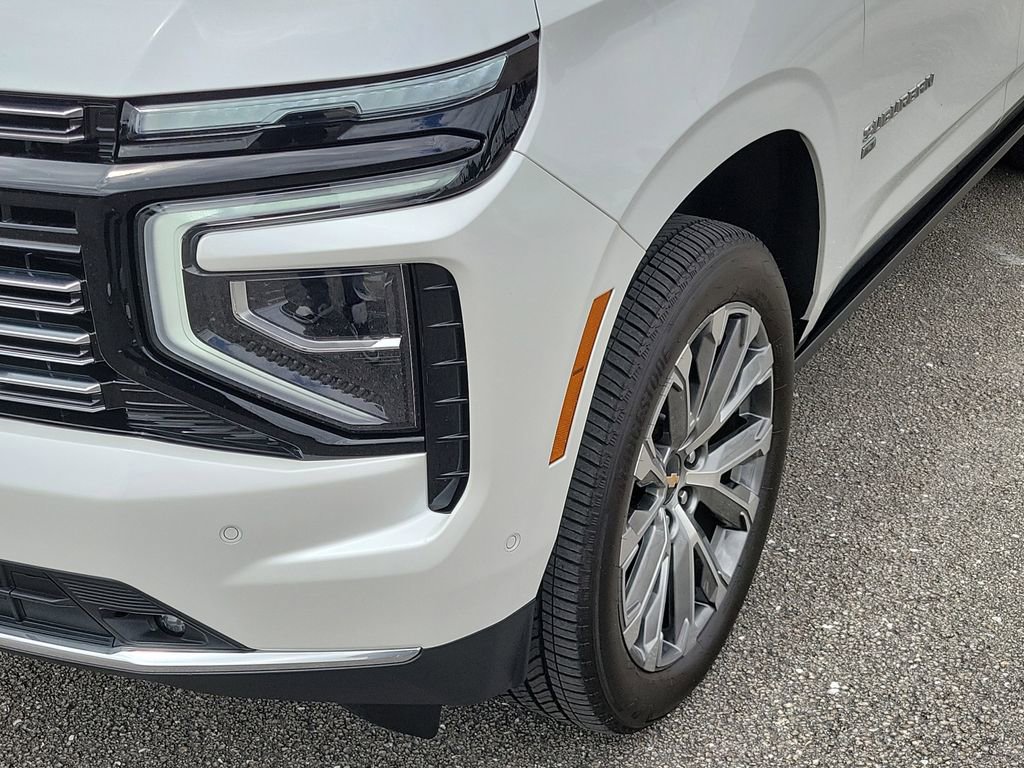 Used 2025 Chevrolet Suburban High Country AWD/4WD image 9