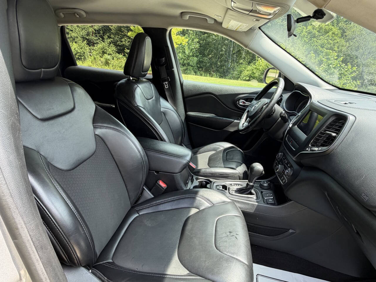 Used 2019 Jeep Cherokee Latitude Plus AWD/4WD image 19