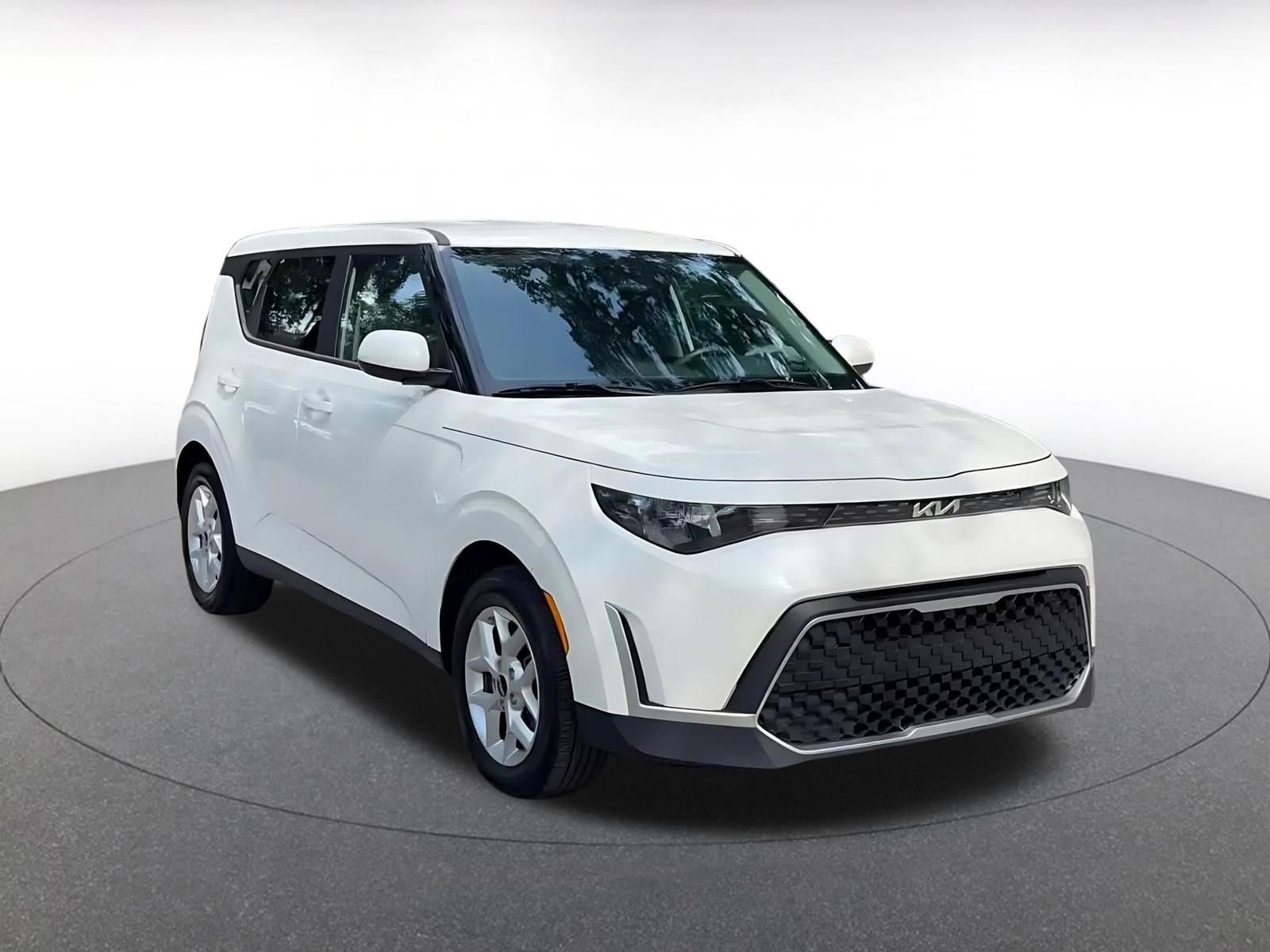 Used 2025 Kia Soul LX w/ LX Technology Package FWD image 3