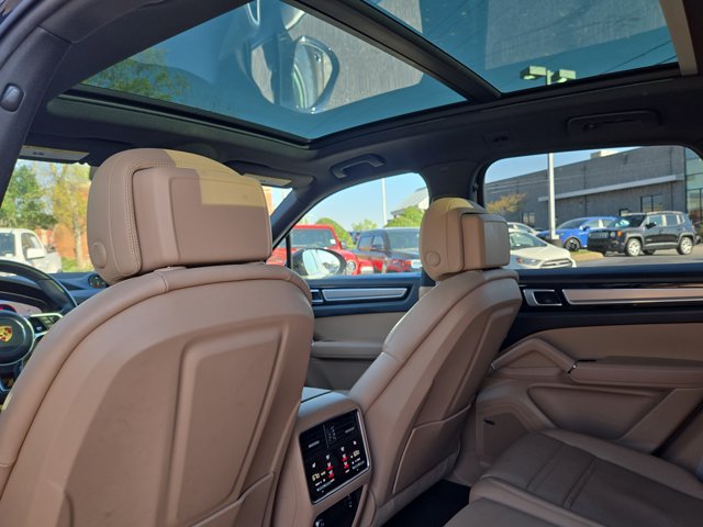 Used 2023 Porsche Cayenne Platinum Edition image 13