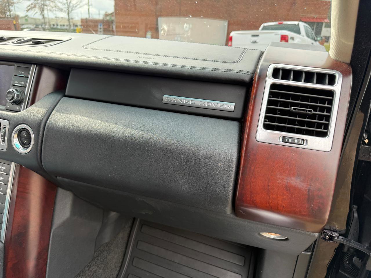 Used 2011 Land Rover Range Rover HSE image 28