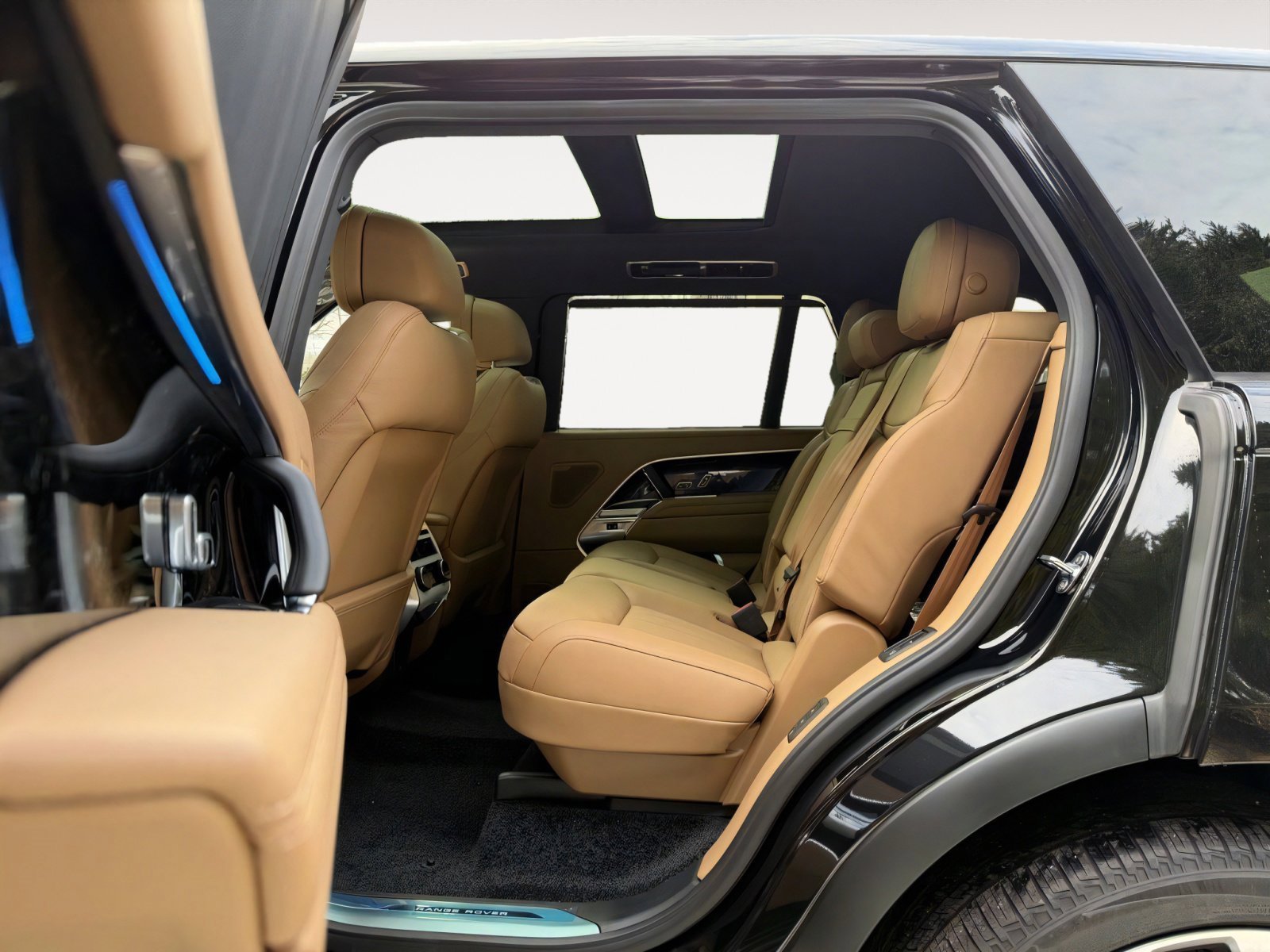 New 2025 Land Rover Range Rover Long Wheelbase SE image 12