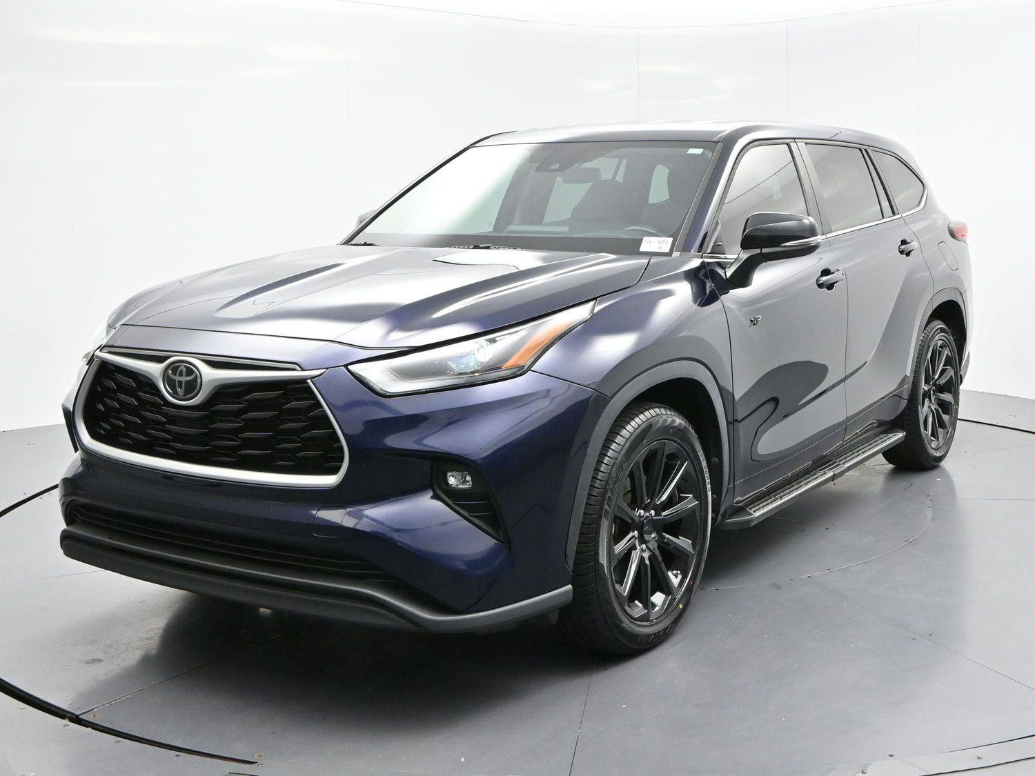 Used 2023 Toyota Highlander LE FWD image 3