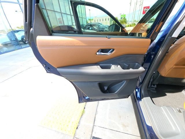 Used 2025 Nissan Pathfinder Platinum w/ Cargo Package image 23