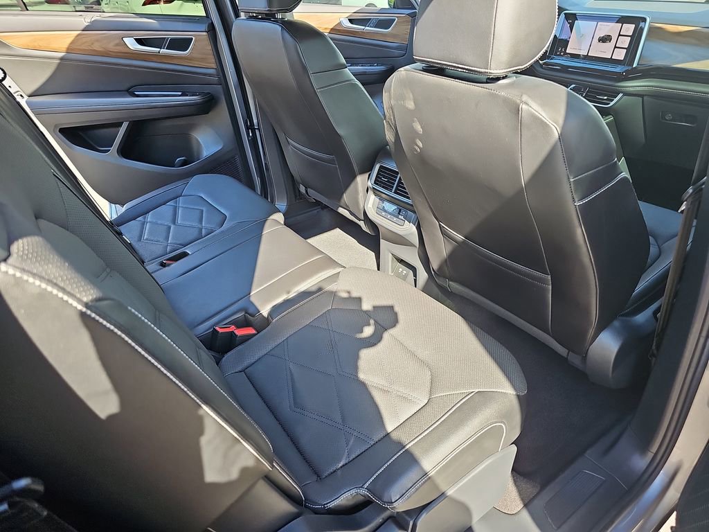 Used 2024 Volkswagen Atlas SE image 13