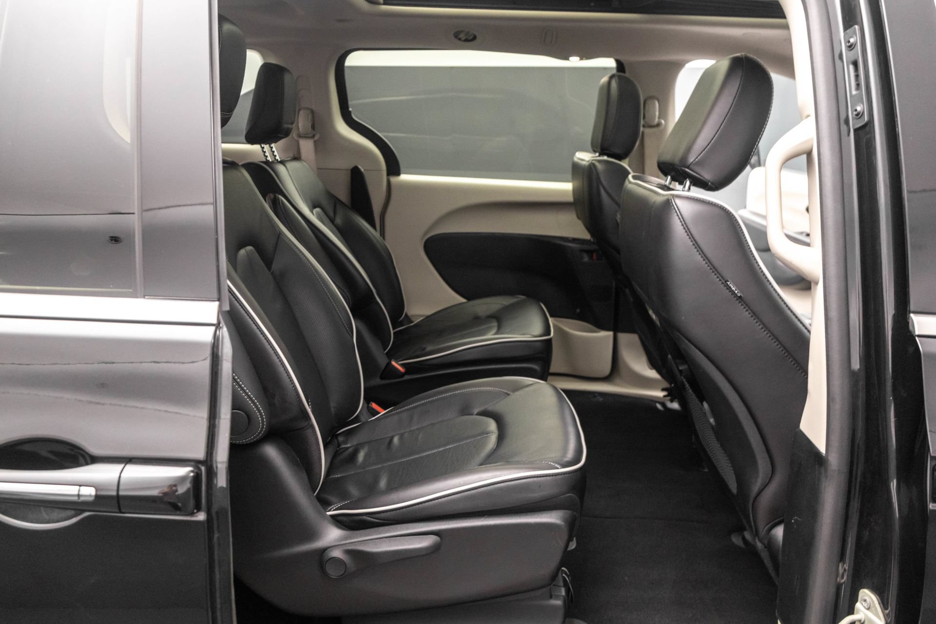 Used 2023 Chrysler Pacifica Limited FWD image 33