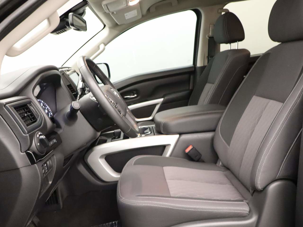 Used 2024 Nissan Titan SV w/ SV Convenience Package image 12