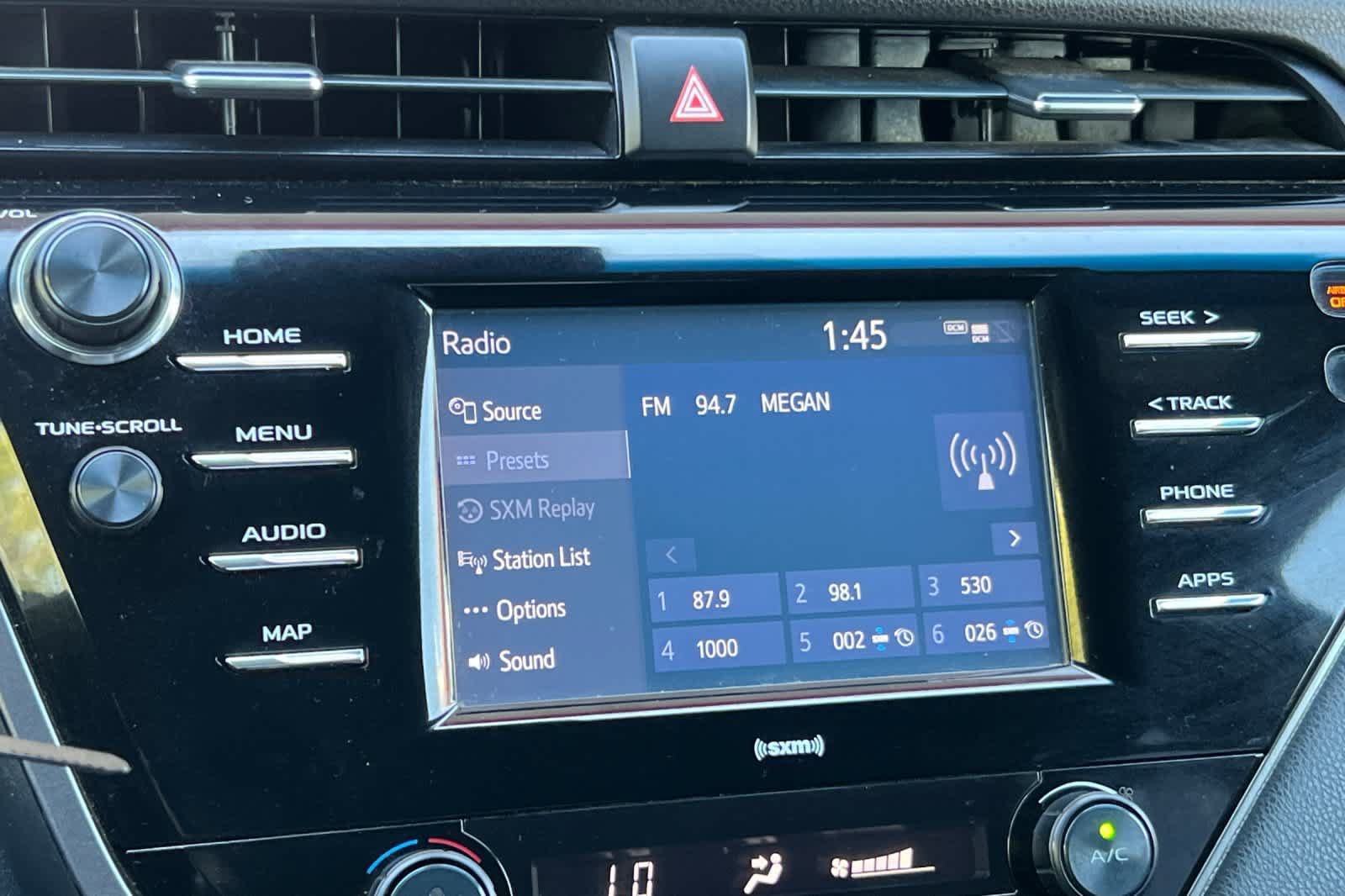 Used 2020 Toyota Camry SE w/ Carpet Mat Package FWD image 18