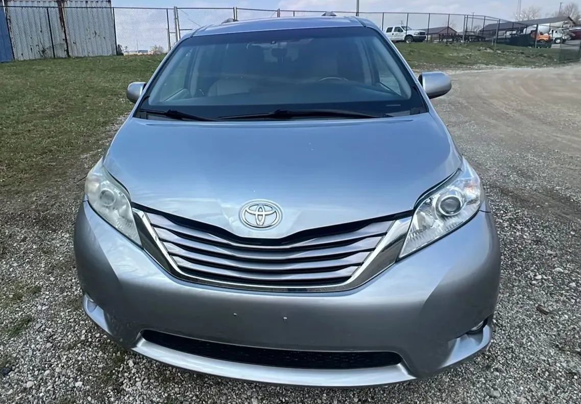 Used 2017 Toyota Sienna XLE w/ XLE Navigation Package image 3