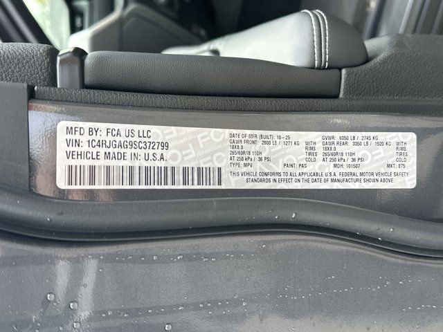 New 2025 Jeep Grand Cherokee Laredo image 28