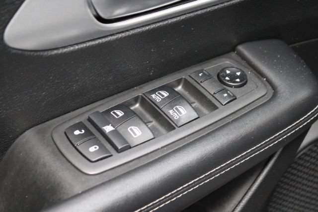 Used 2019 Chrysler Pacifica Touring-L w/ S Appearance Package FWD image 9