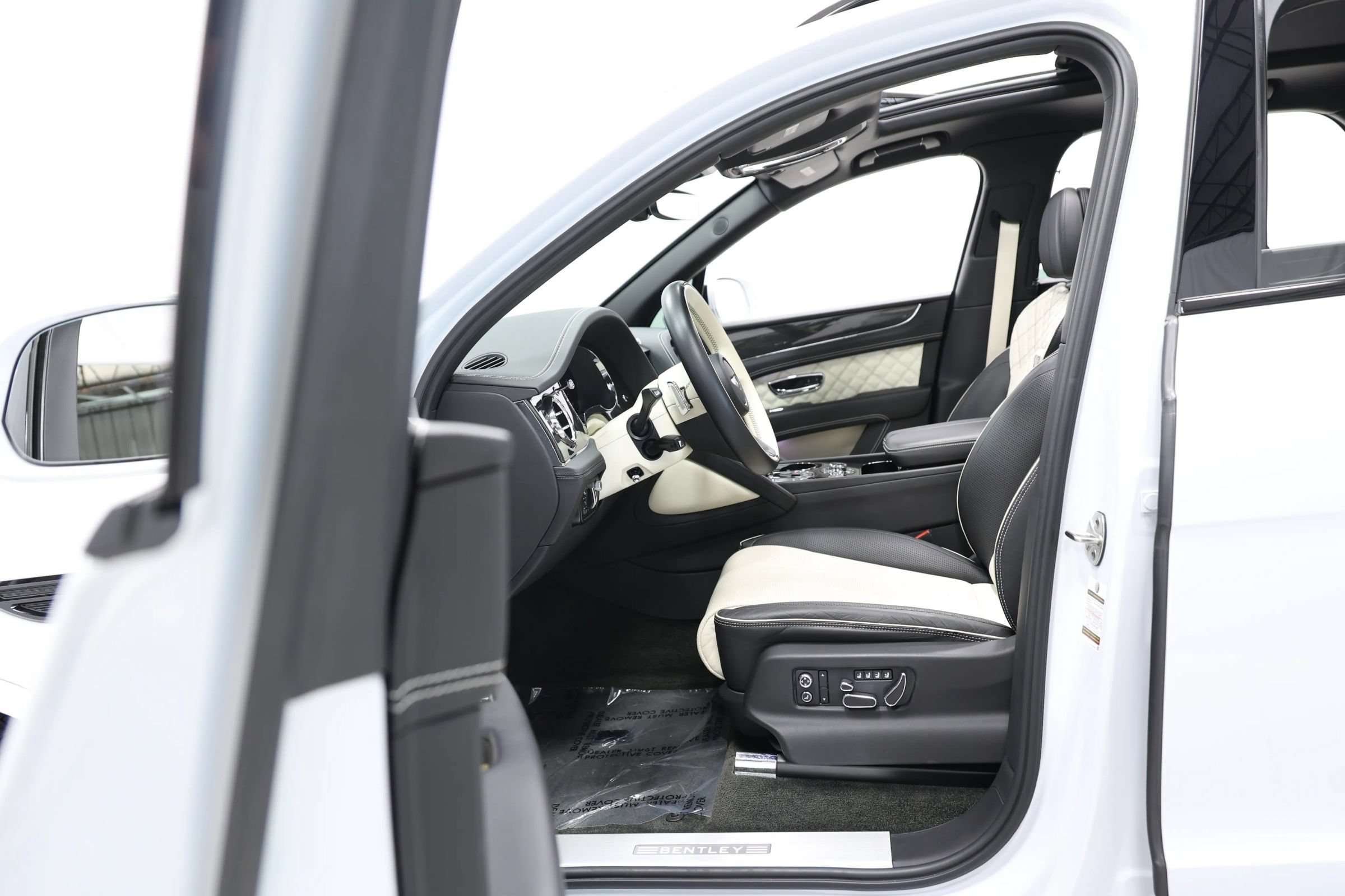 Used 2021 Bentley Bentayga w/ First Edition Specification AWD/4WD image 15