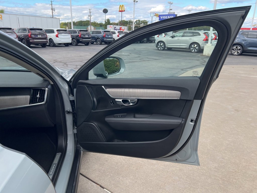 Certified 2025 Volvo V90 B6 Cross Country Plus image 36