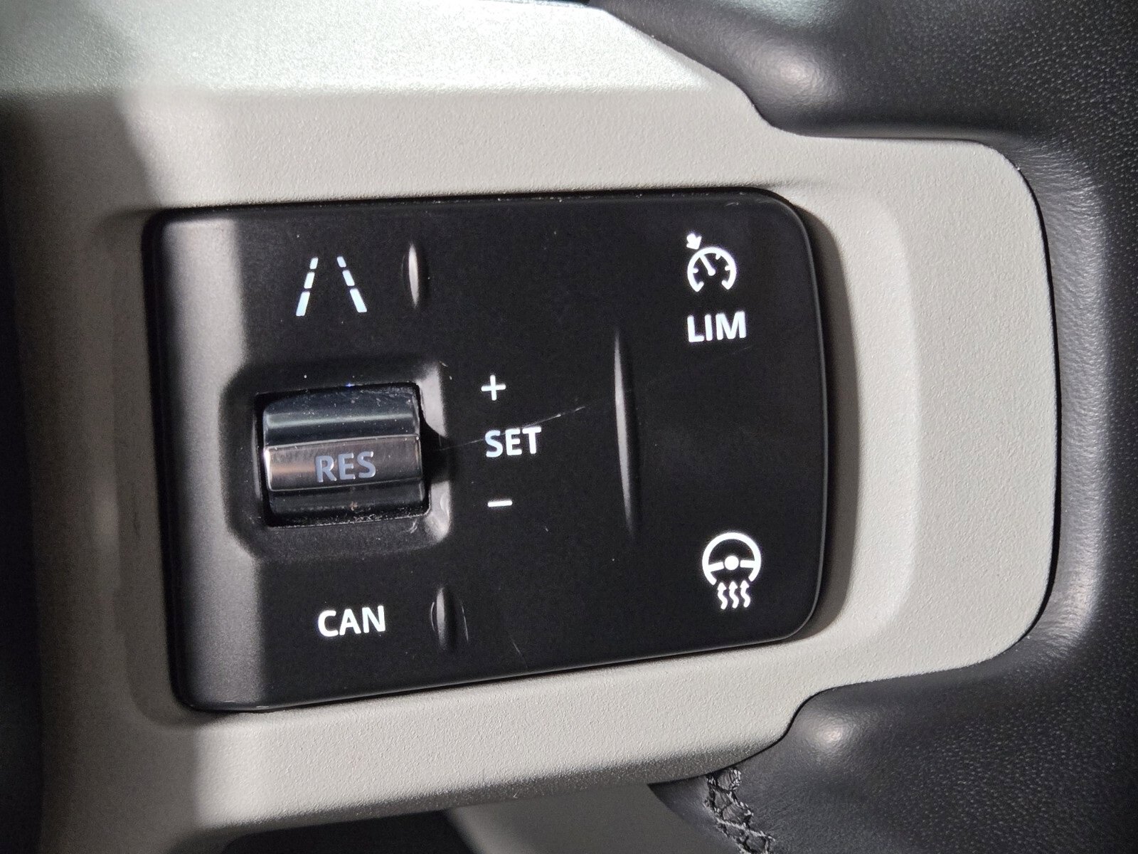 Used 2023 Land Rover Defender 130 X-Dynamic SE image 28