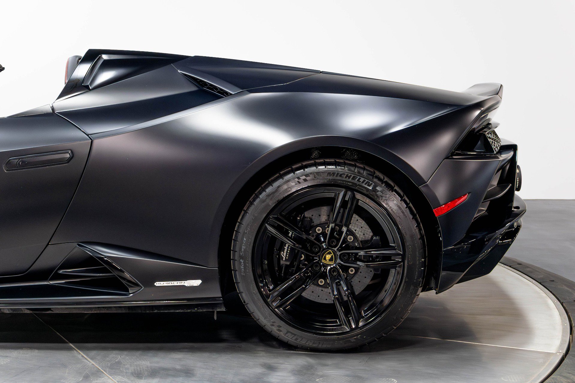 Used 2021 Lamborghini Huracan EVO RWD image 39