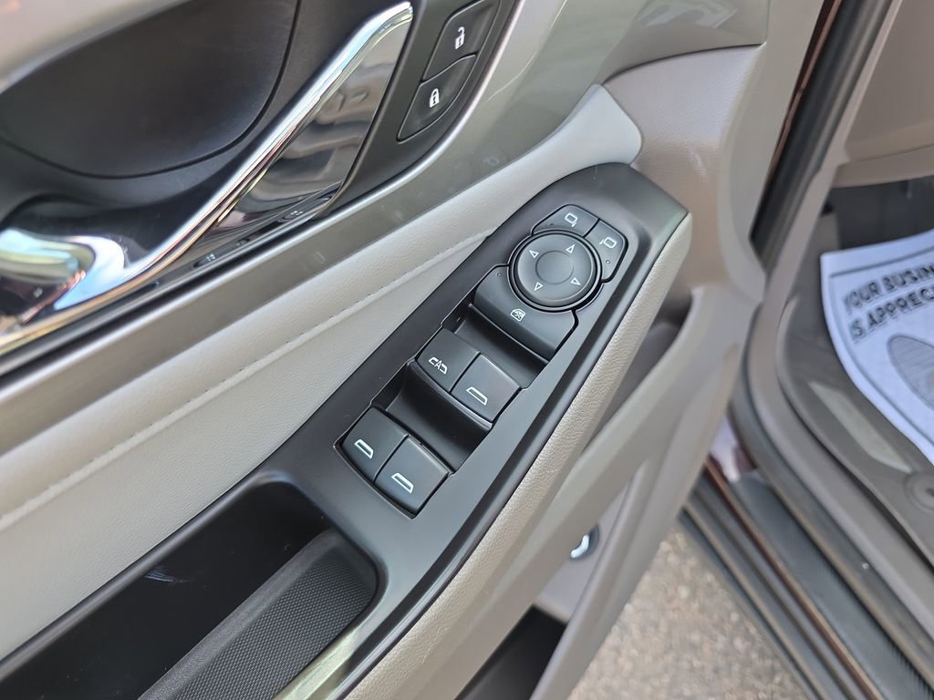 Used 2018 Chevrolet Traverse LT w/ LPO, Floor Liner Package AWD/4WD image 11