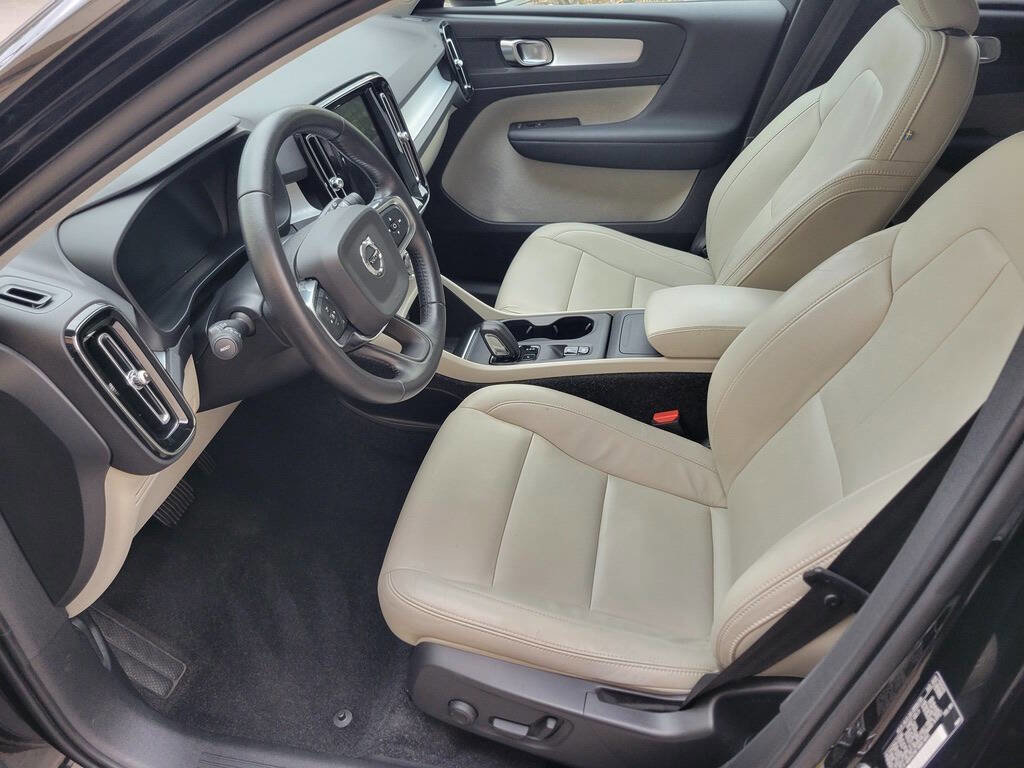 Used 2020 Volvo XC40 T4 Momentum image 15