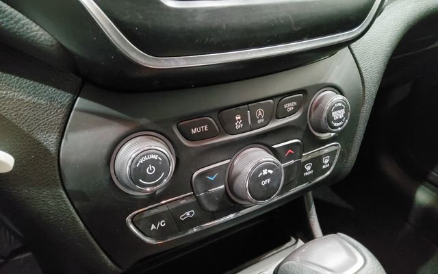 Used 2021 Jeep Cherokee Latitude AWD/4WD image 21