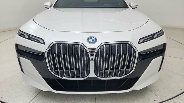 Used 2025 BMW 740i image 8