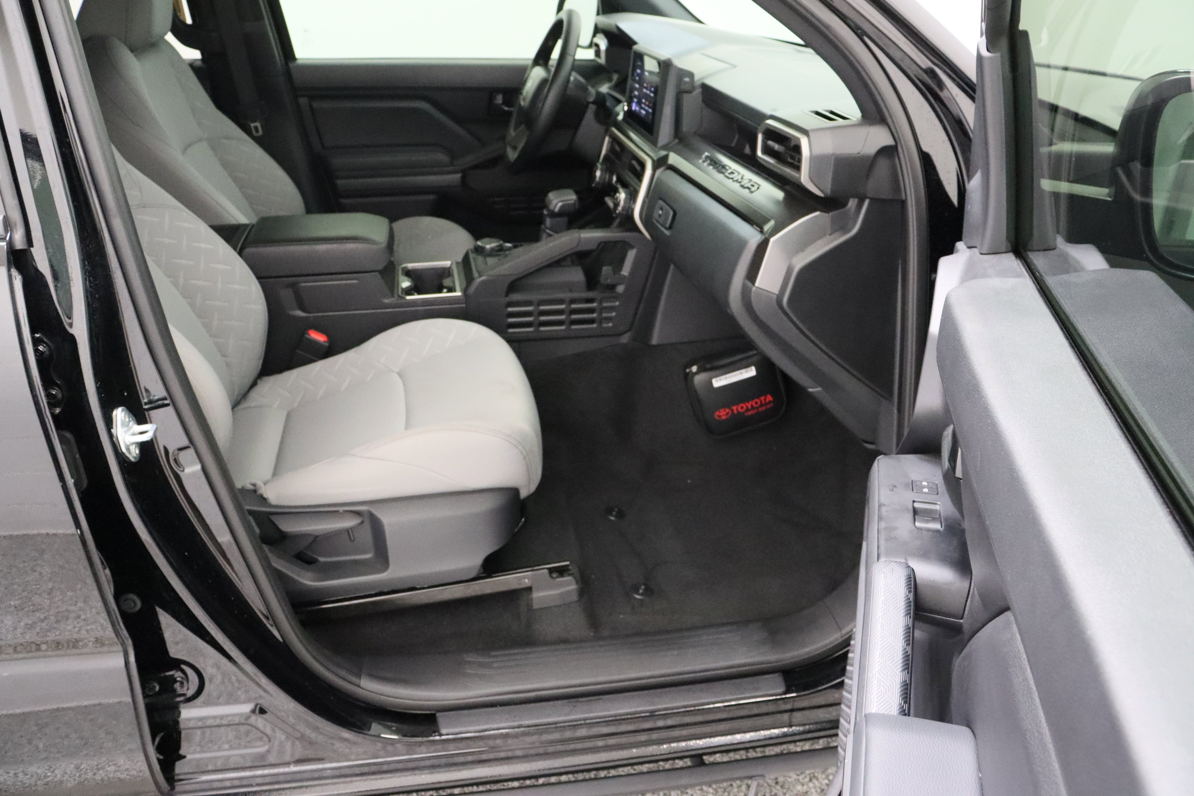 Used 2025 Toyota Tacoma SR5 AWD/4WD image 36