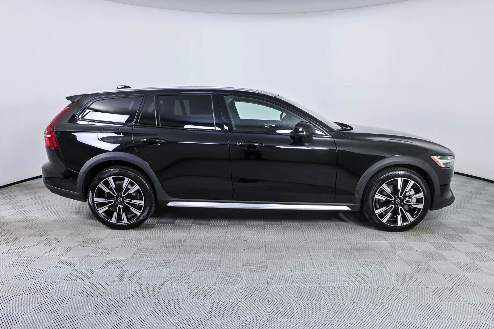 Certified 2025 Volvo V60 B5 Cross Country Ultra AWD/4WD image 26