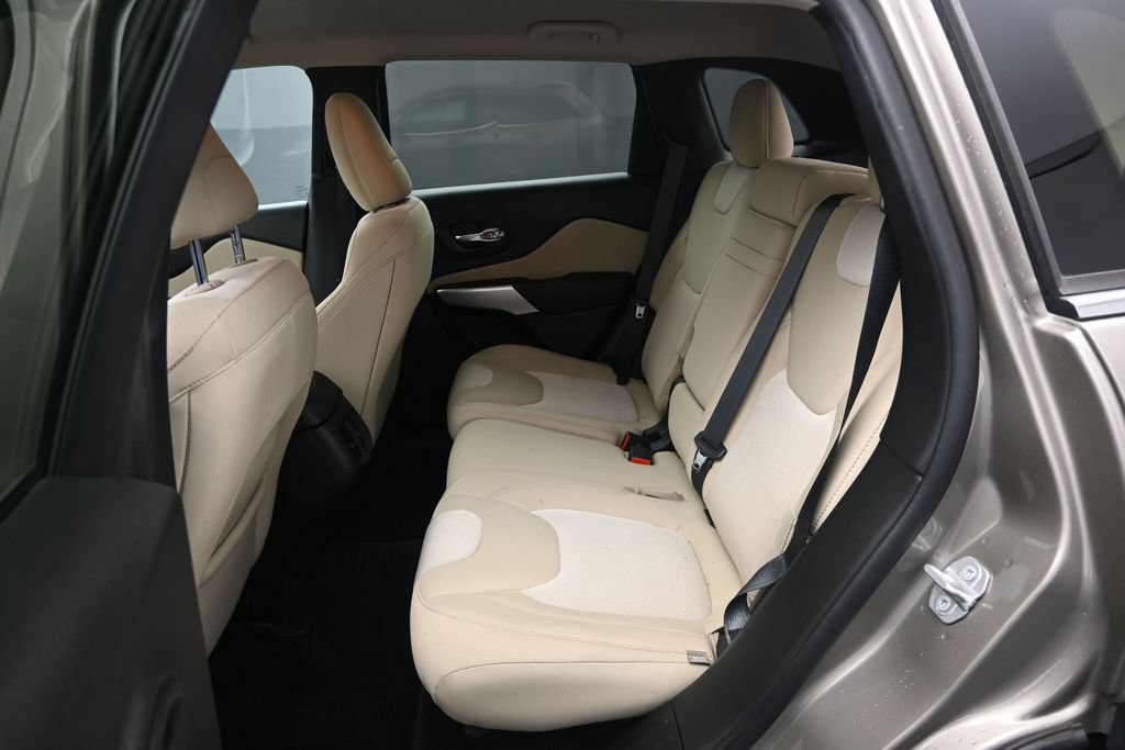 Used 2018 Jeep Cherokee Latitude w/ Cold Weather Group AWD/4WD image 12