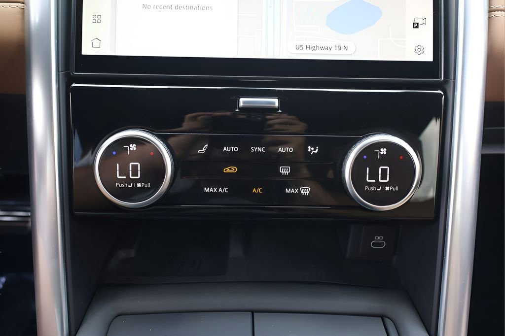 Used 2024 Land Rover Discovery Metropolitan Edition AWD/4WD image 25
