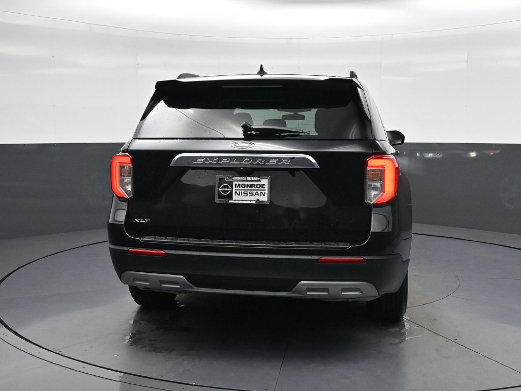 Used 2024 Ford Explorer XLT w/ Equipment Group 202A RWD image 8