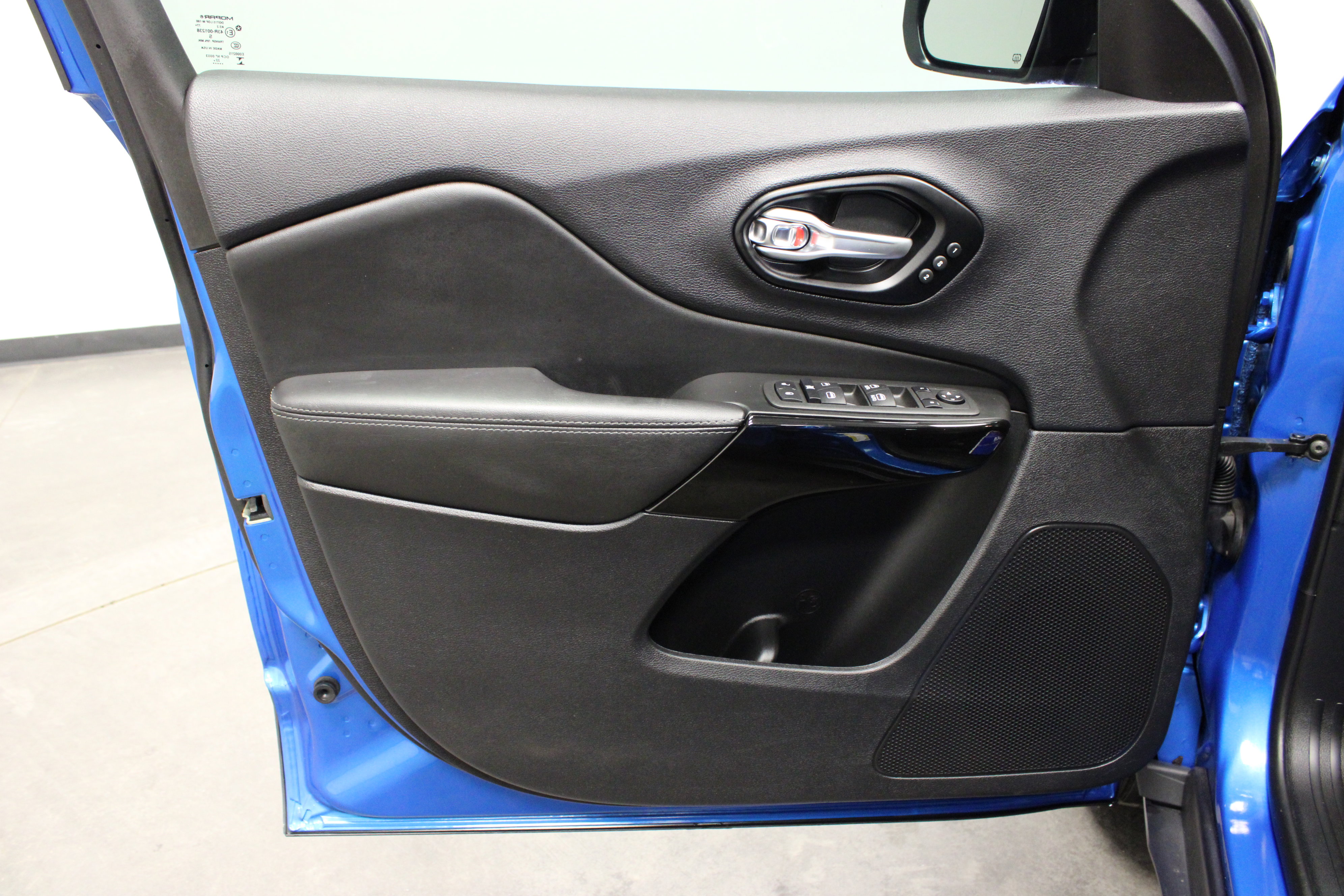 Used 2023 Jeep Cherokee Altitude Lux w/ Lux Elite Package image 12