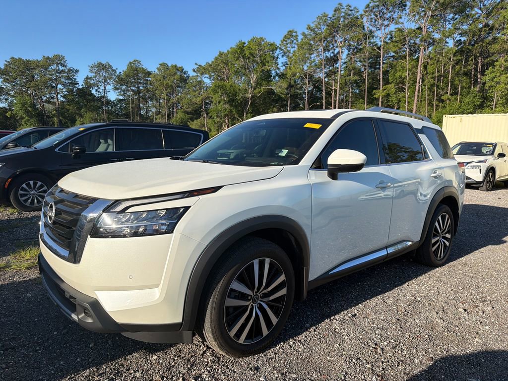 Used 2024 Nissan Pathfinder Platinum image 1
