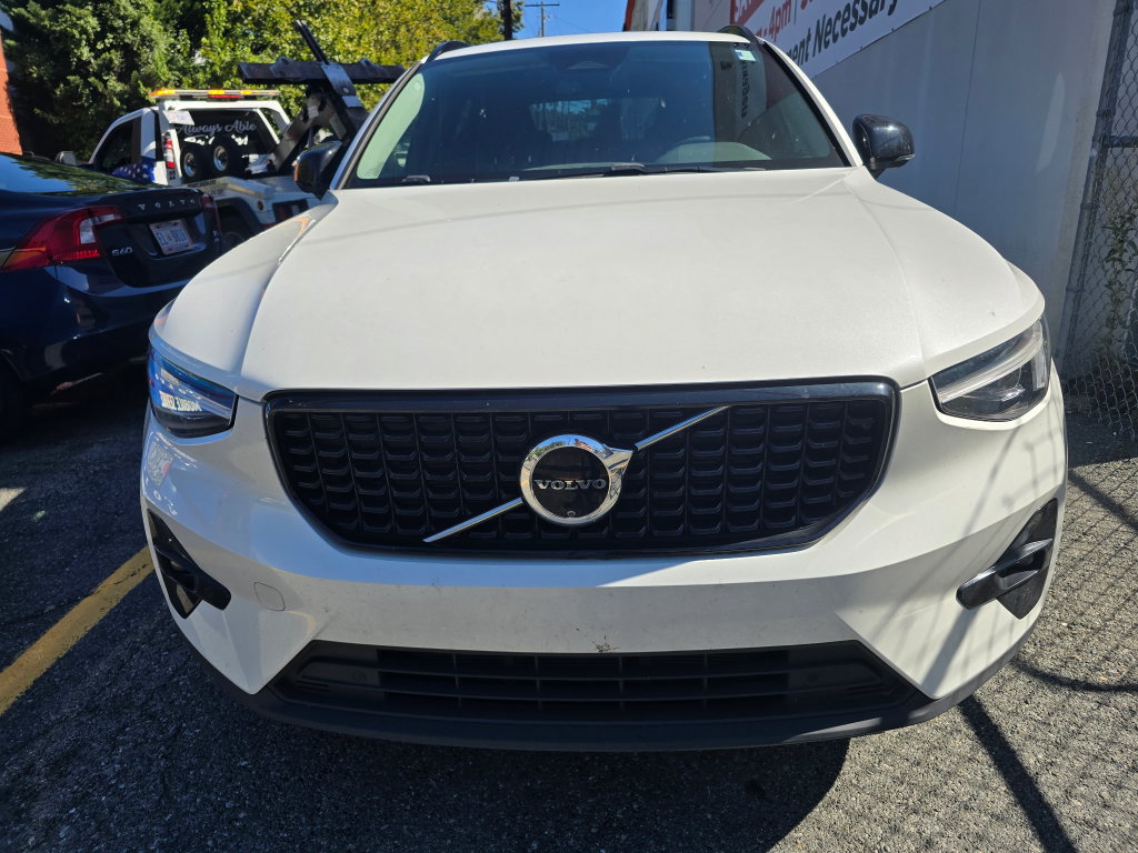 Certified 2025 Volvo XC40 B5 Ultra AWD/4WD image 4