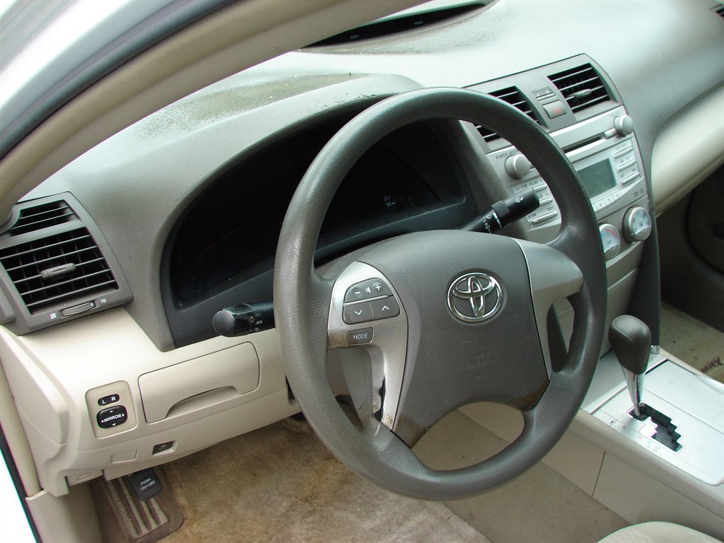 Used 2010 Toyota Camry LE image 8