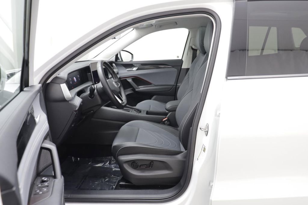 Used 2025 Volkswagen Tiguan SE w/ Panoramic Sunroof Package image 5