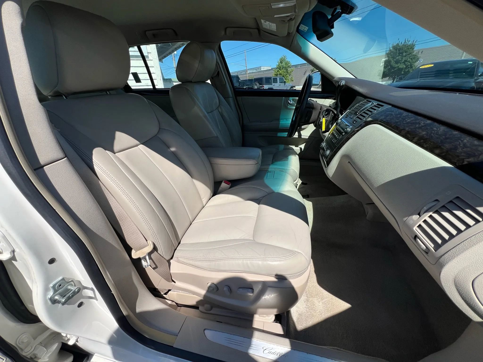 Used 2009 Cadillac DTS w/ Trunk Convenience Package FWD image 30