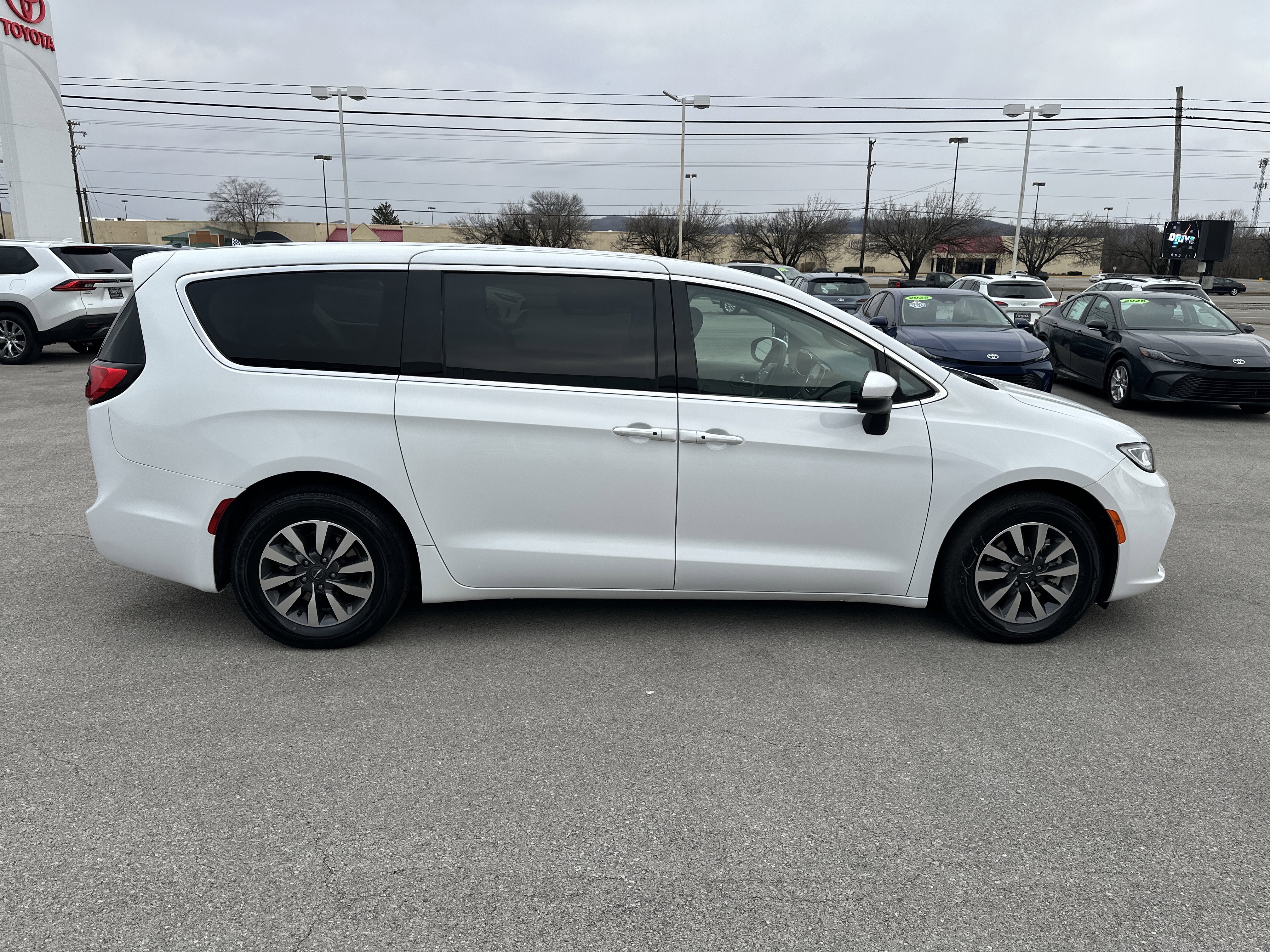 Used 2023 Chrysler Pacifica Touring-L image 4