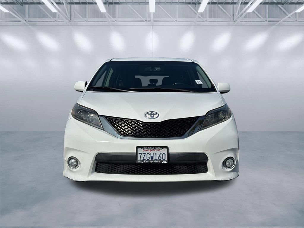 Used 2017 Toyota Sienna SE Premium image 2