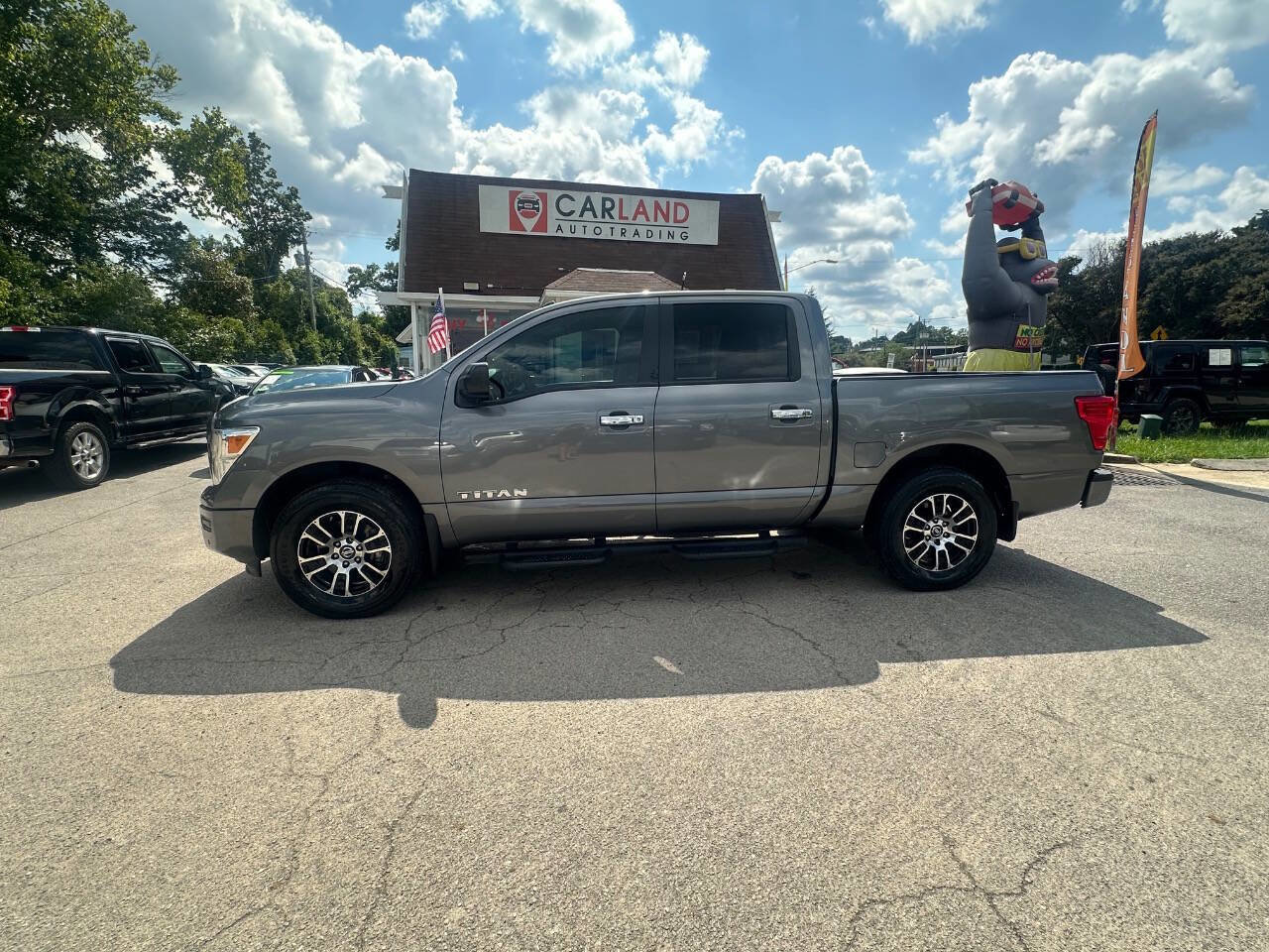 Used 2021 Nissan Titan SV w/ SV Convenience Package image 2