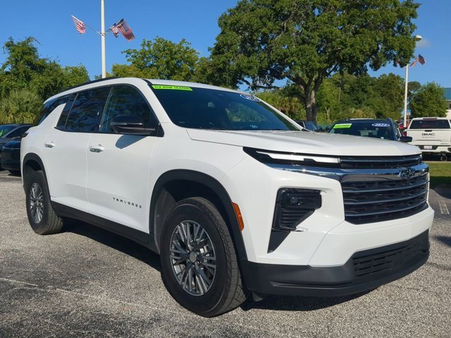 Used 2024 Chevrolet Traverse LT image 2