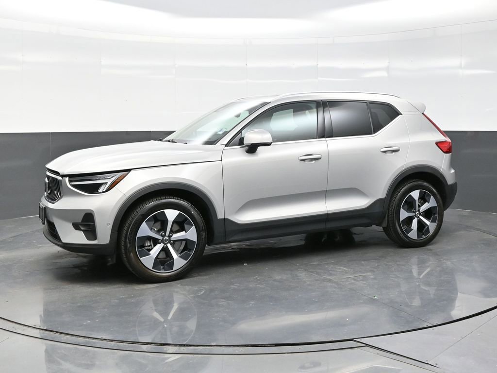 Used 2025 Volvo XC40 B5 Plus image 3