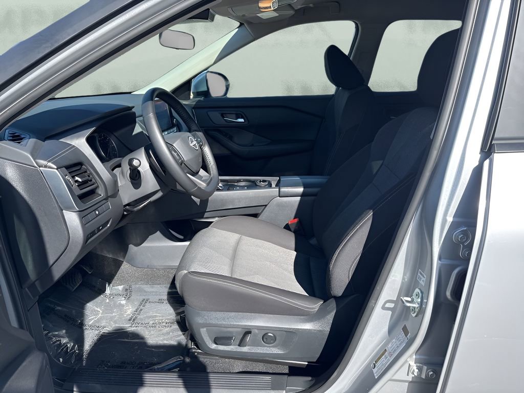 Used 2025 Nissan Rogue SV image 9