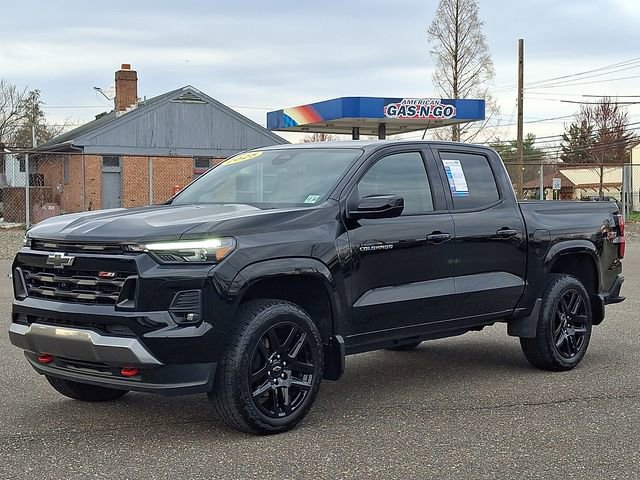 Used 2025 Chevrolet Colorado Z71 w/ Technology Package AWD/4WD image 3