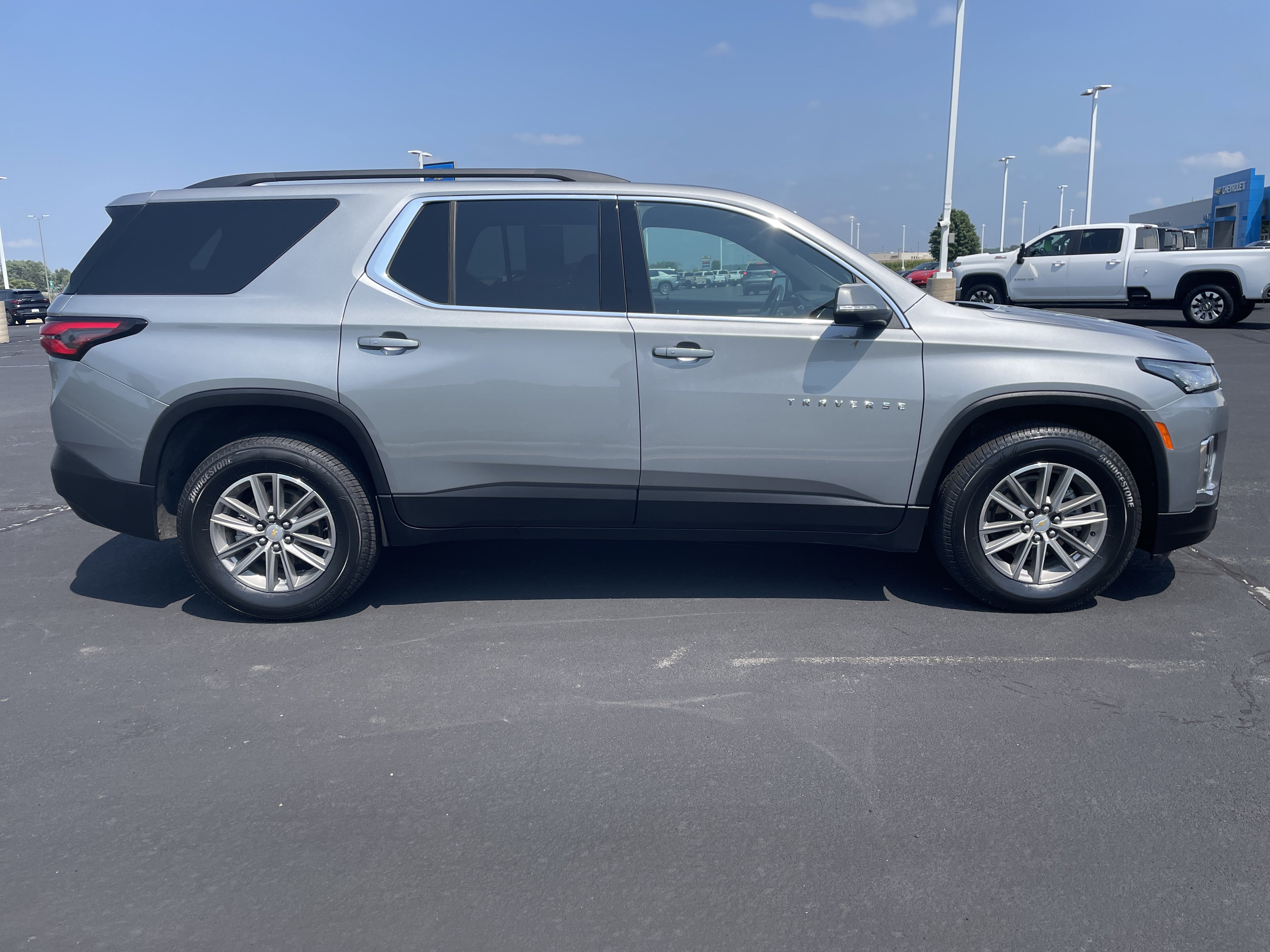 Used 2023 Chevrolet Traverse LT w/ Rear Camera Mirror Package AWD/4WD image 6
