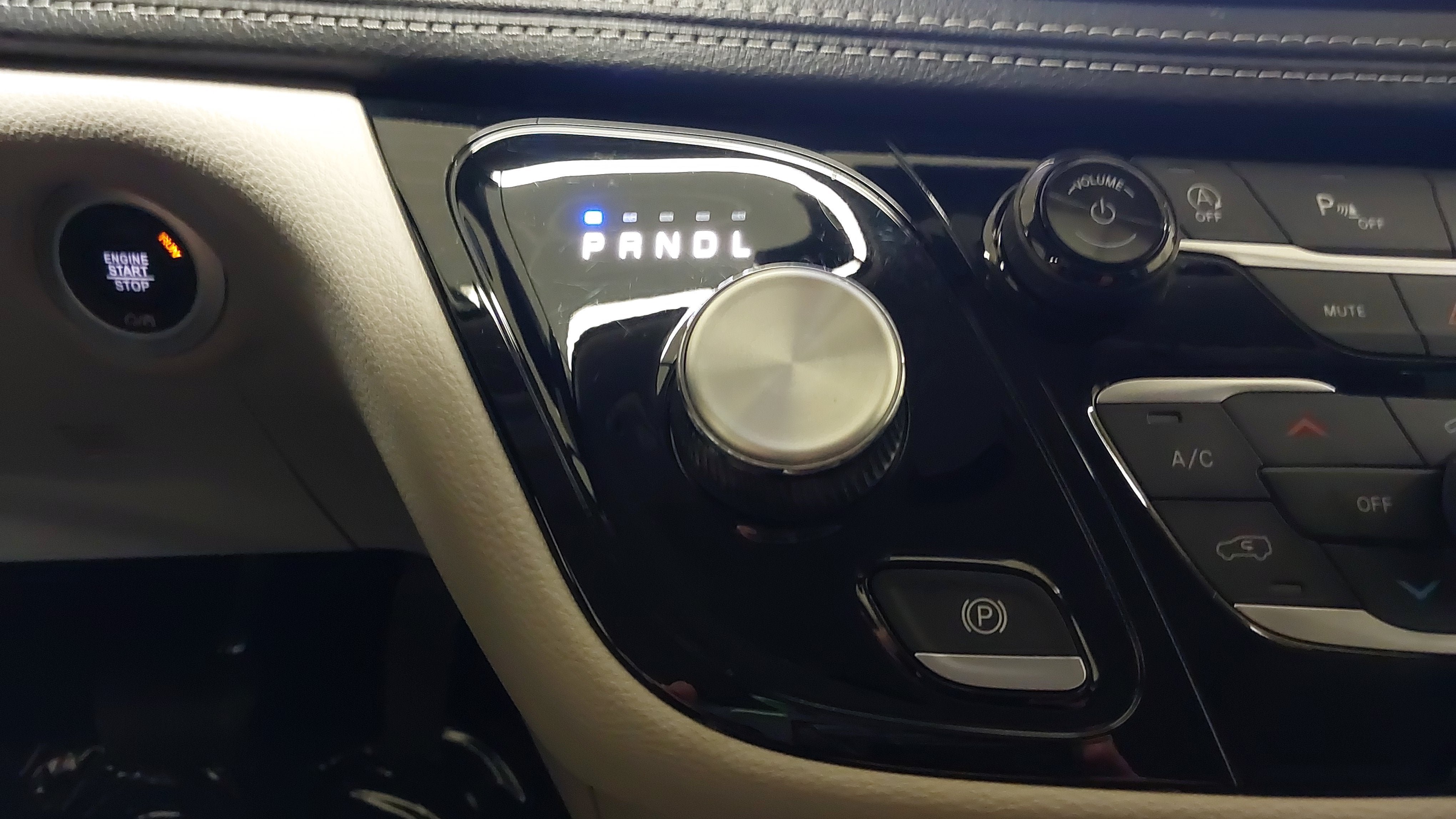 Used 2024 Chrysler Pacifica Touring-L w/ Uconnect Theater Family Group FWD image 22