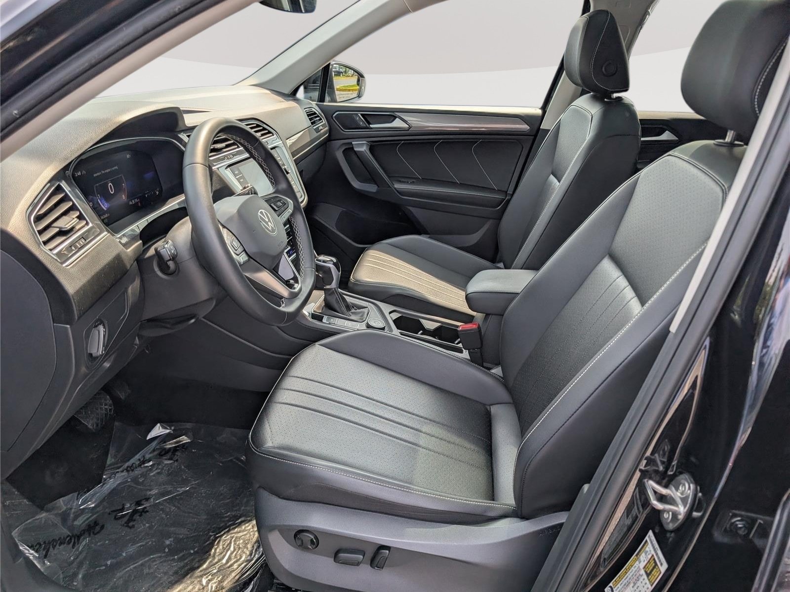 Used 2023 Volkswagen Tiguan SE w/ Panoramic Sunroof Package AWD/4WD image 13