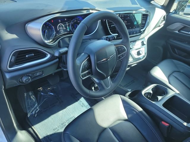 Used 2025 Chrysler Pacifica Select image 21
