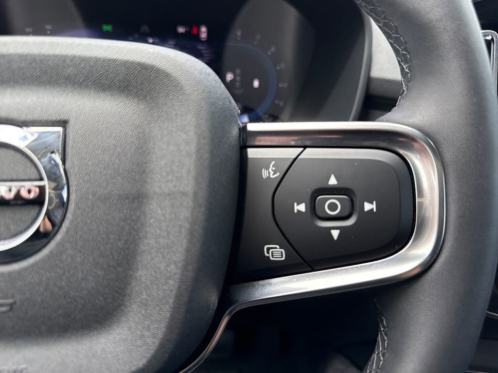 Used 2024 Volvo XC40 B5 Core image 16