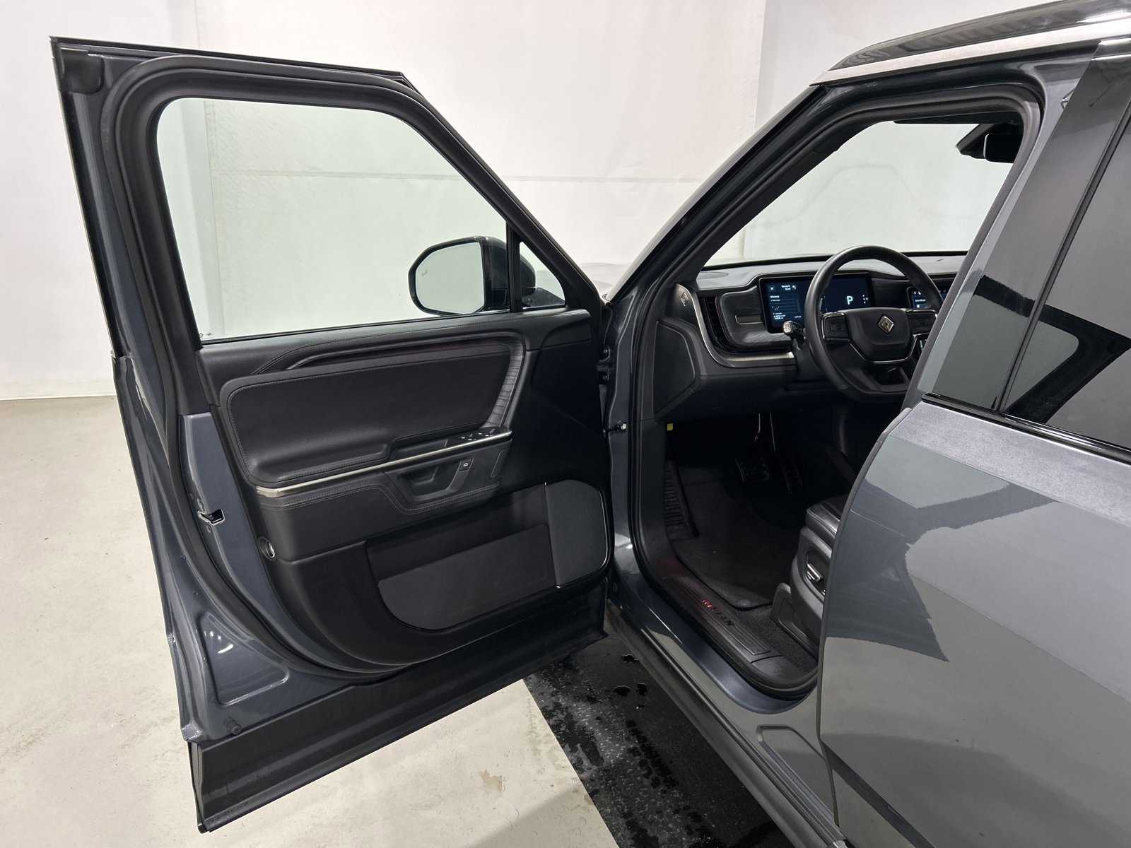 Used 2025 Rivian R1S Adventure image 16