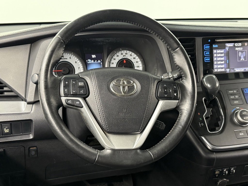 Used 2015 Toyota Sienna SE Premium image 30