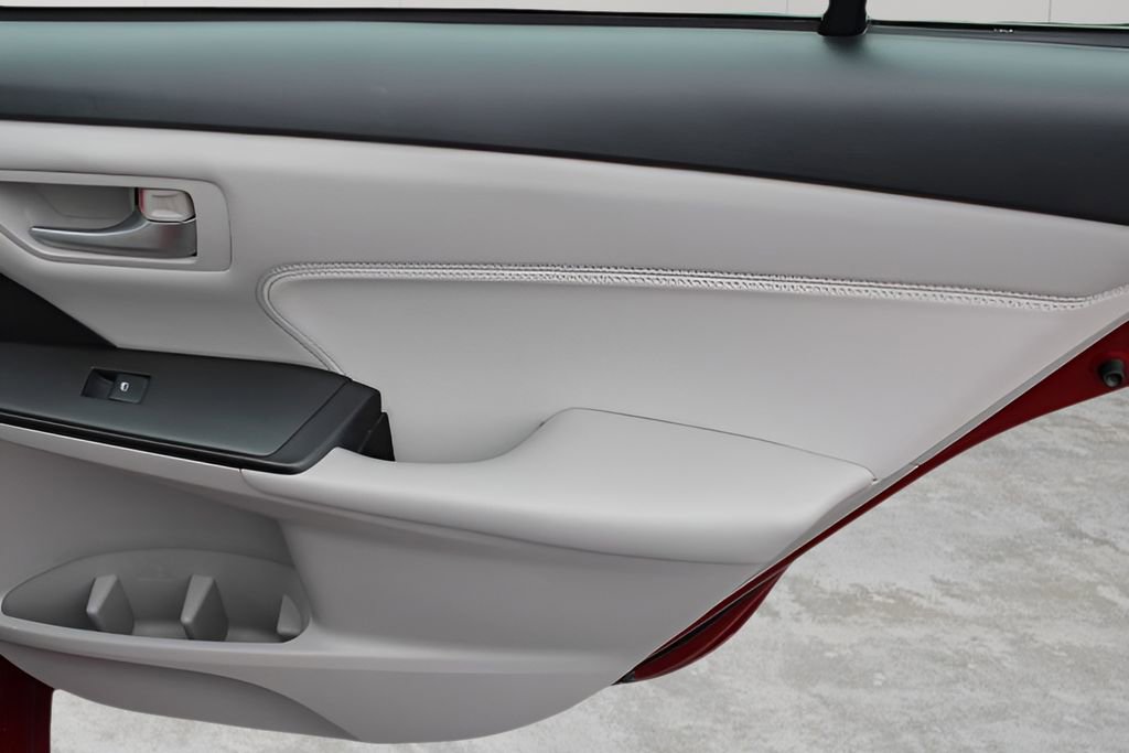 Used 2015 Toyota Camry XLE w/ Moonroof Package FWD image 23