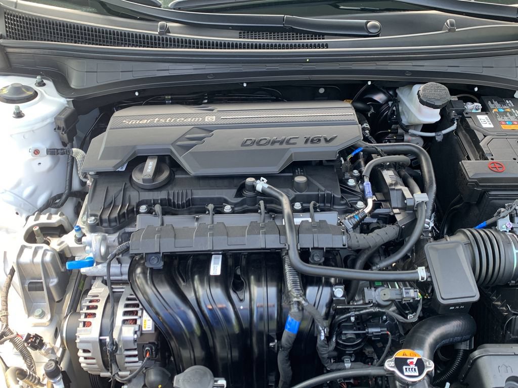 Certified 2026 Hyundai Elantra SE w/ Cargo Package FWD image 9
